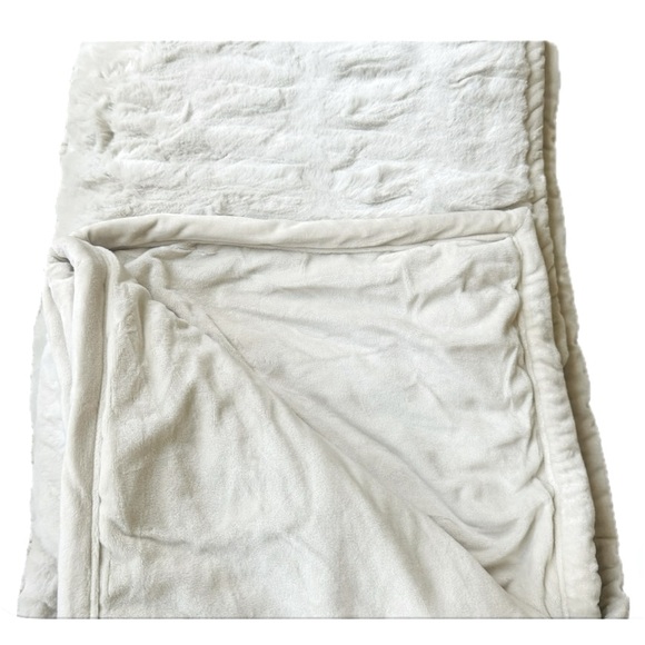 New Pottery Barn Set Ruched Faux Fur Throw & Pillow Cover in Ivory Color - Picture 5 of 16